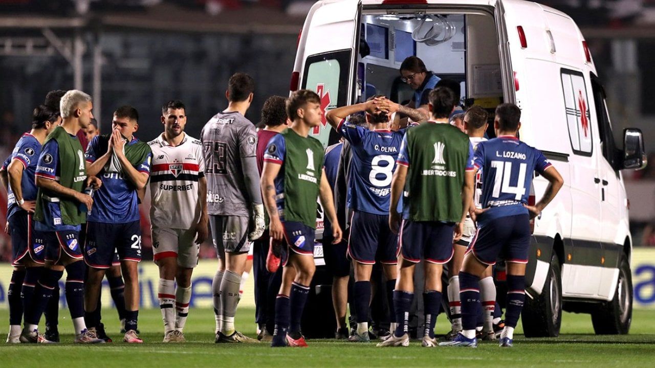 Sahada yaşanan korku dolu anlar: Tecrübeli futbolcu hastaneye kaldırıldı