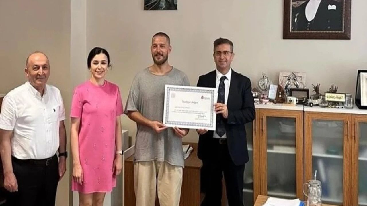 Uraz Kaygılaroğlu'na Kadıköy Belediyesi tarafından teşekkür belgesi verildi