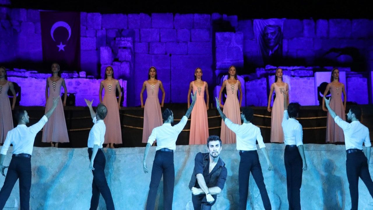 Laodikya antik tiyatrosunda 'Zorba' balesi 2 bin 200 yıl sonra sahne aldı