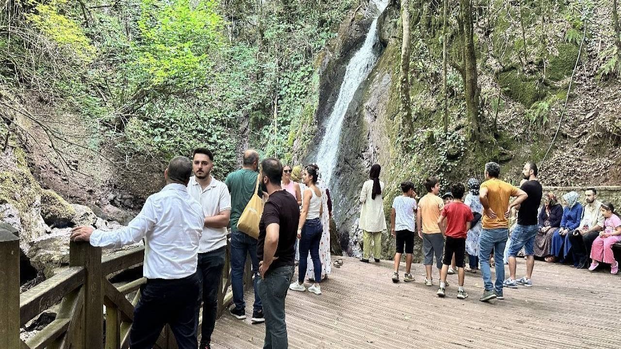 Düzce'nin Şelalelerle Bezeli Tabiat Parkları, Sıcaktan Bunalanları Serinletti