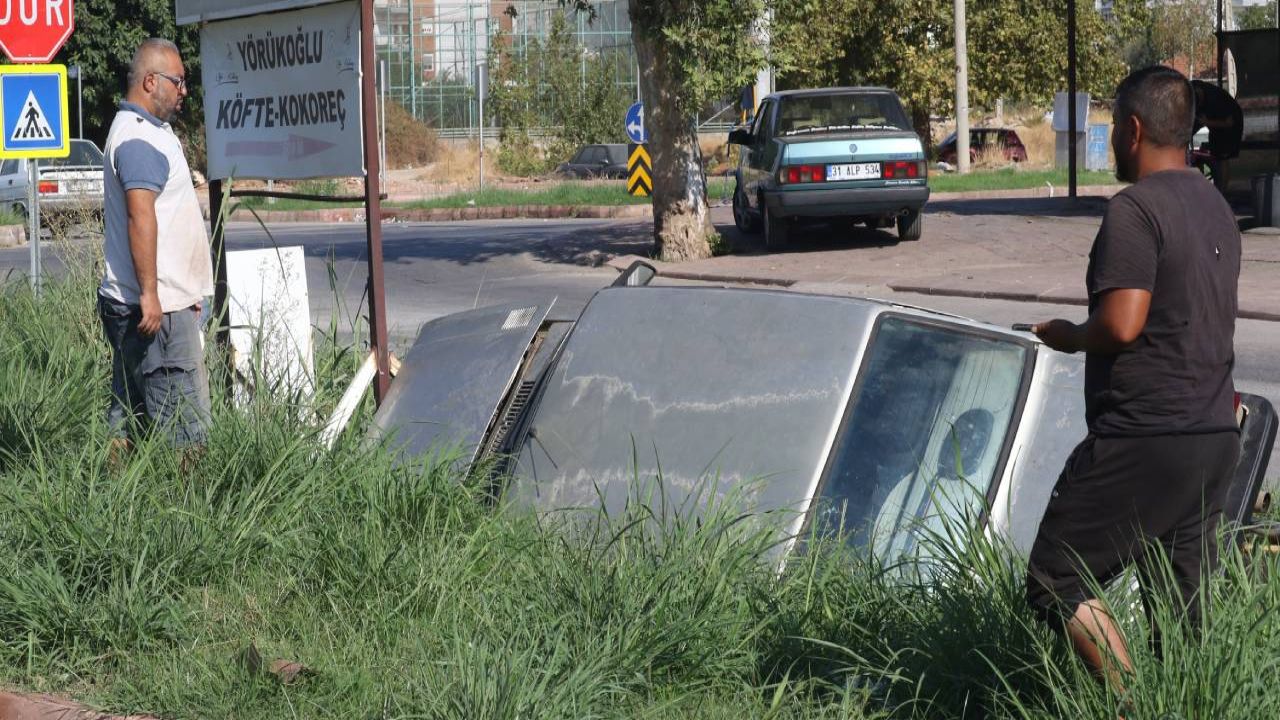 Otomobil Kanala Uçtu, Yolcular Yara Almadan Kurtuldu