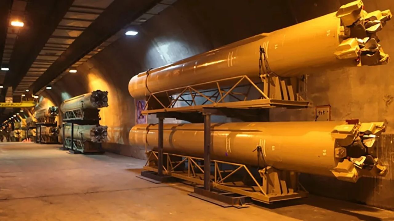 İran’daki Göstericiler İki Ülkenin Bayraklarını Ayak Altına Aldı
