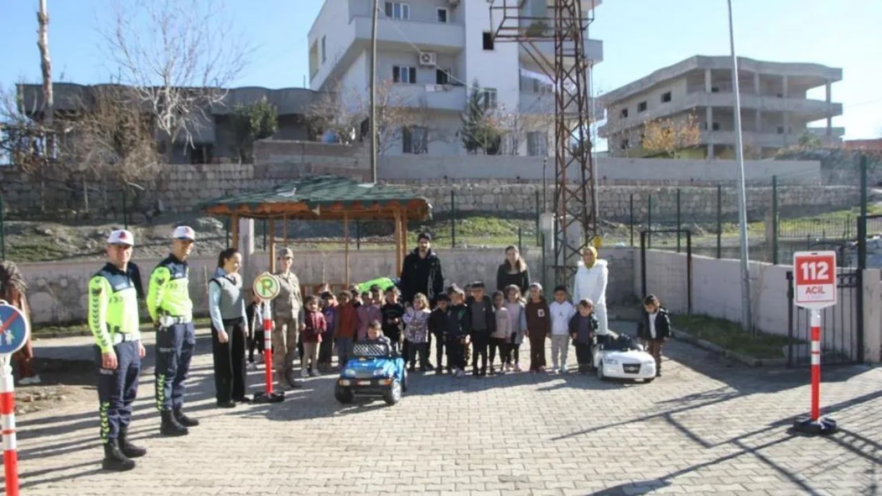 Jandarma ekipleri anaokulu öğrencilerine trafik eğitimi verdi