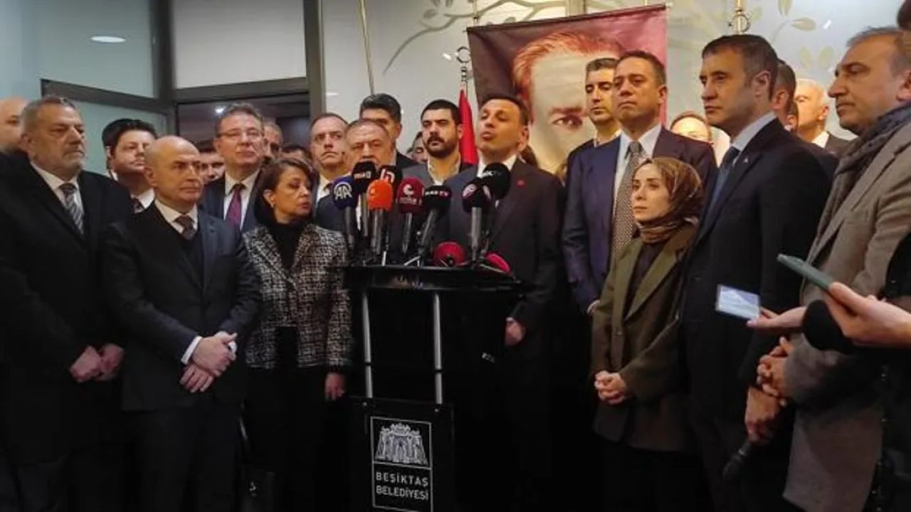 CHP Beşiktaş Belediyesi Önünde Açıklama Yaptı