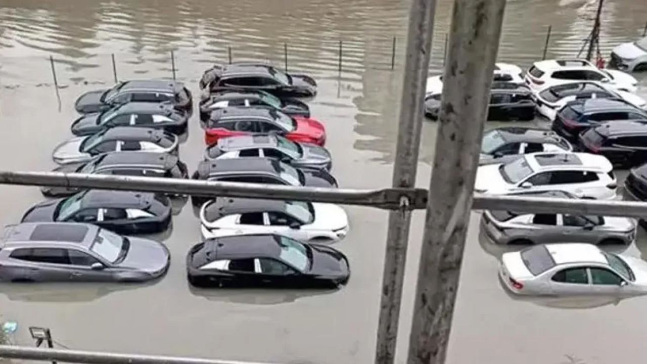 Araçlar Yağış Sonrasında Sular Altında Kaldı