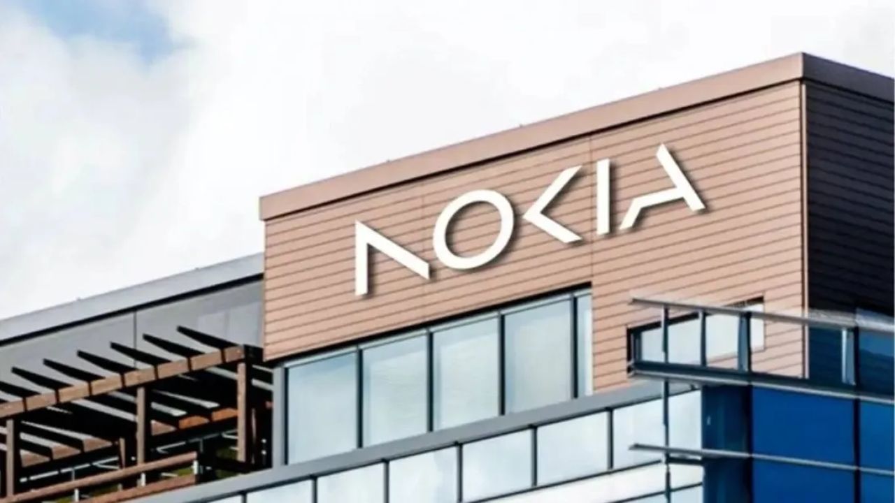 Nokia, akıllı telefon sektörüne veda ediyor