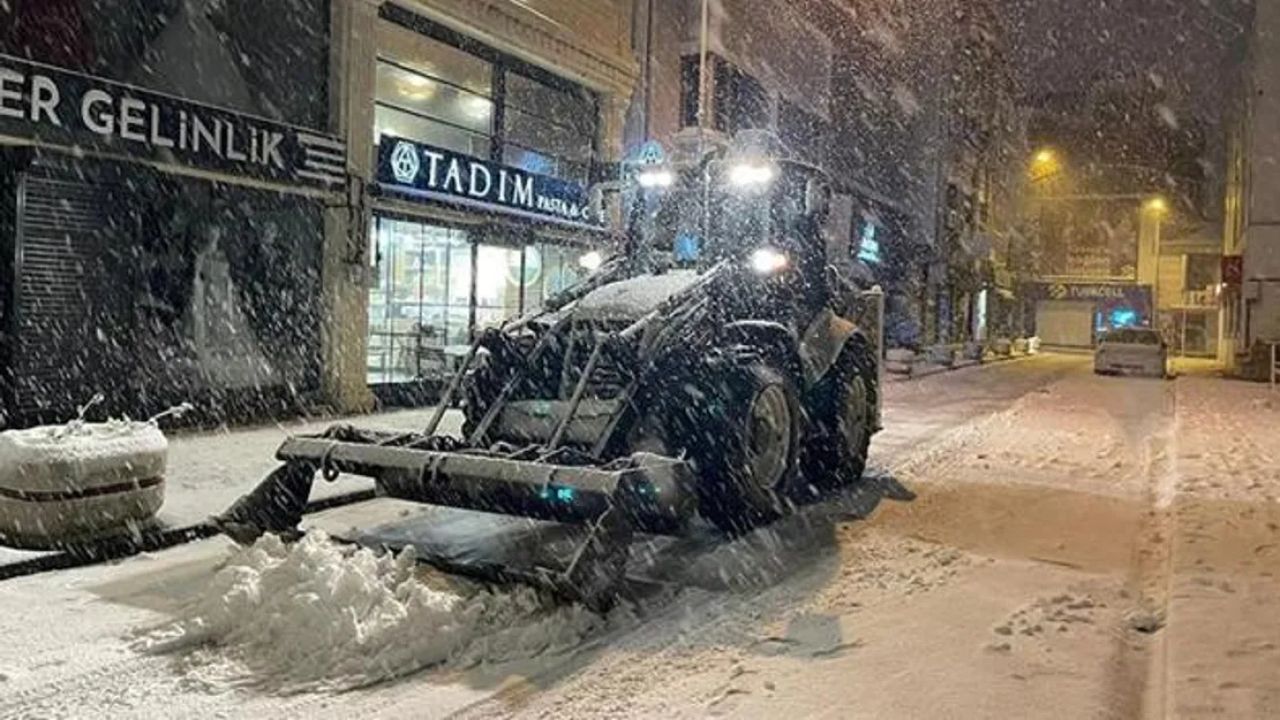 Edirne'de Yoğun Kar Yağışı Trafiği Aksattı