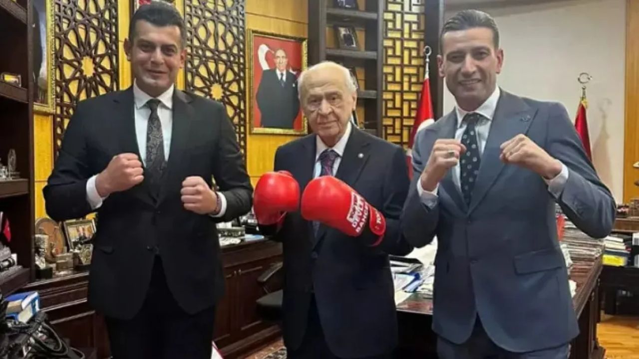 Devlet Bahçeli Boks Eldivenleriyle Poz Vererek Dikkat Çekti