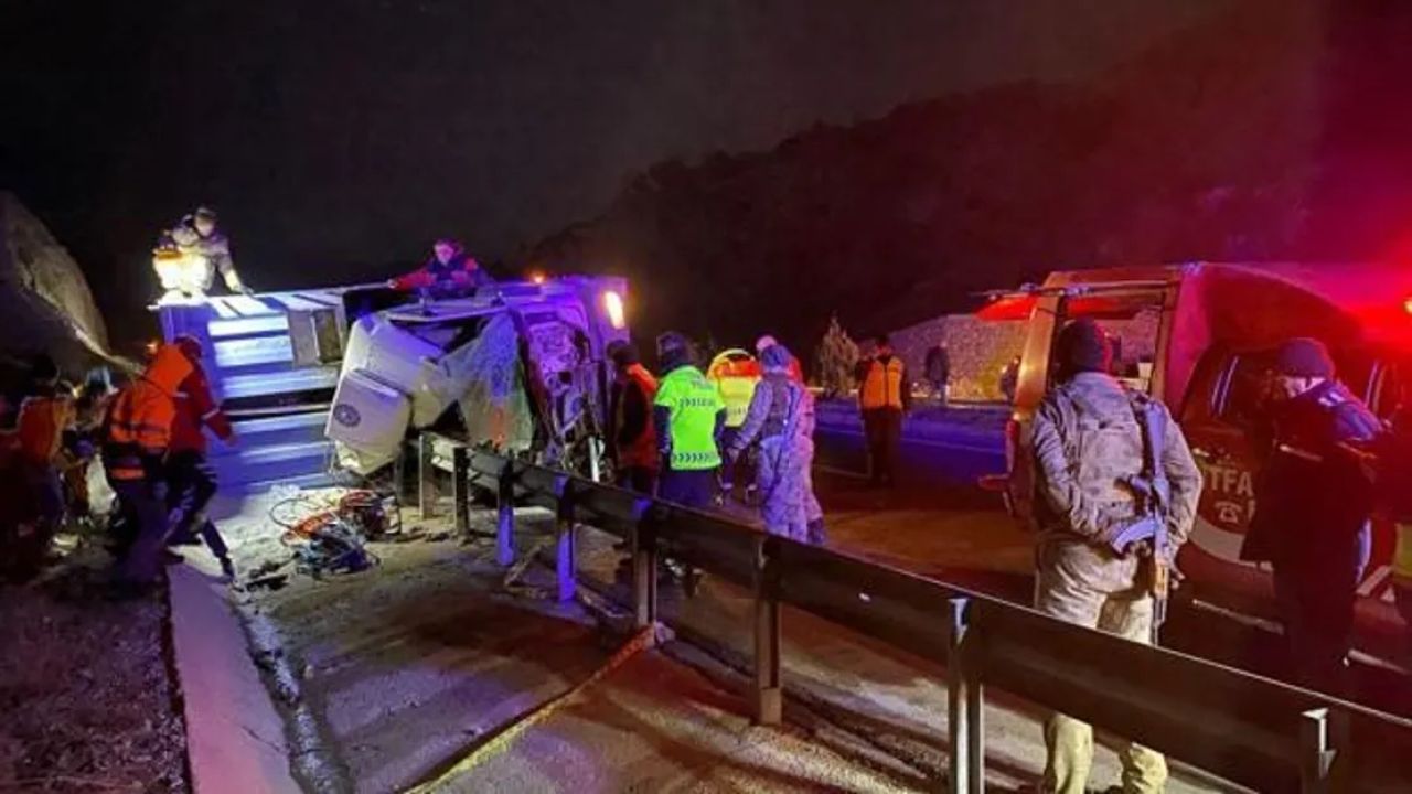 Malatya'da tır devrilmesi sonucu 2 kişi öldü, 1 kişi yaralandı