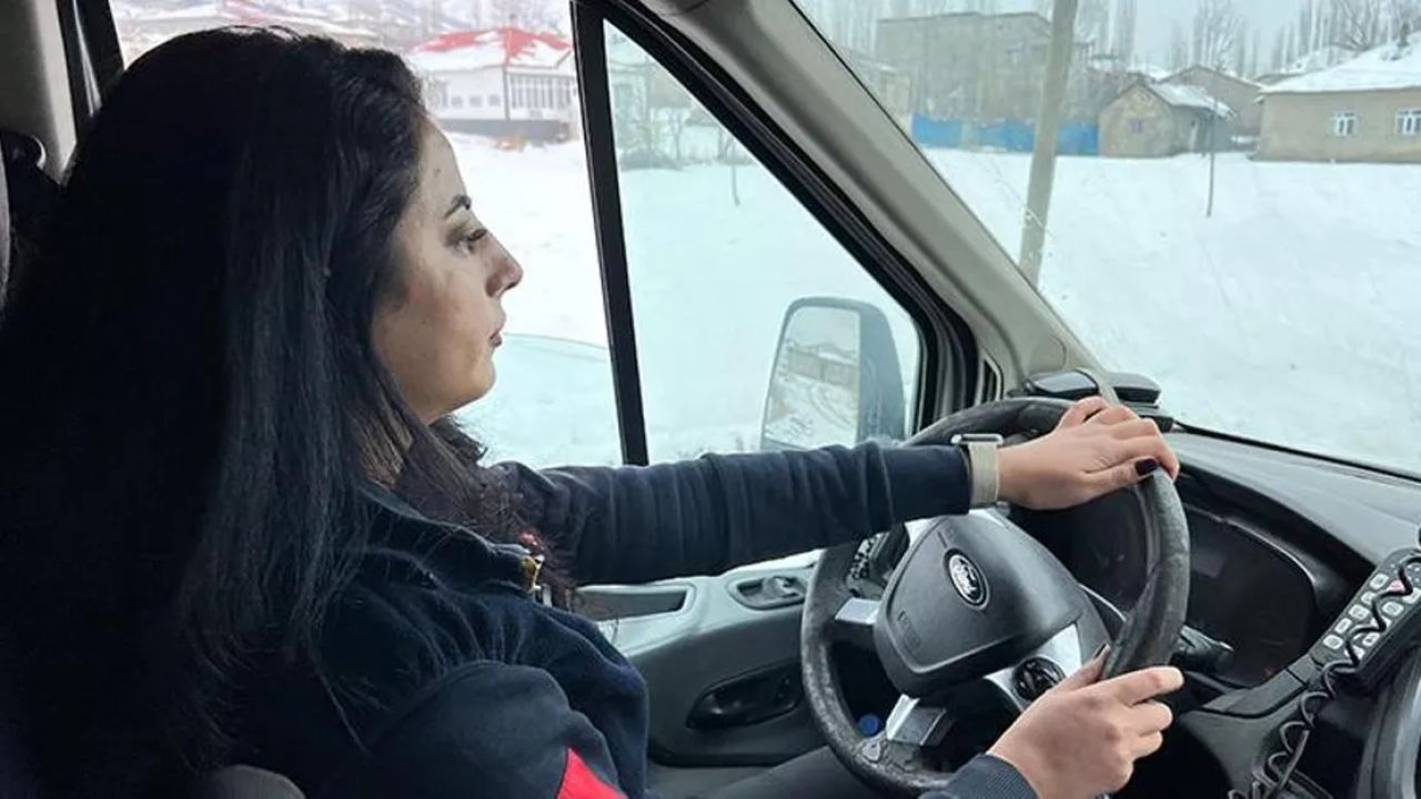 Kadın ambulans şoförleri hayat kurtarmak için zamana karşı yarışıyor