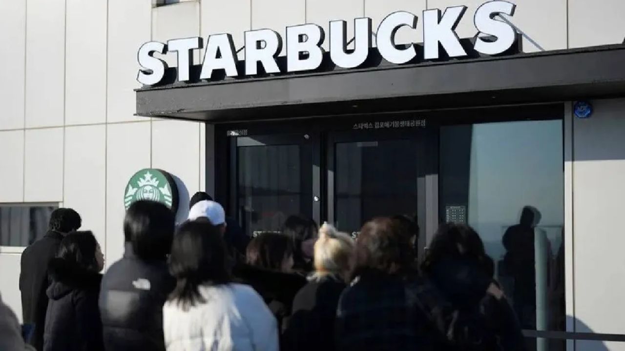 Starbucks'ta Boş Oturma Yasağı Getirildi