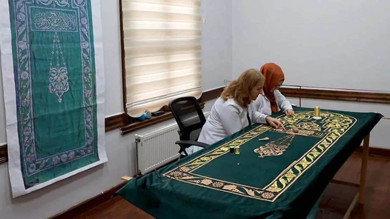 Selimiye Camisi'nin minber örtüsü yenileniyor