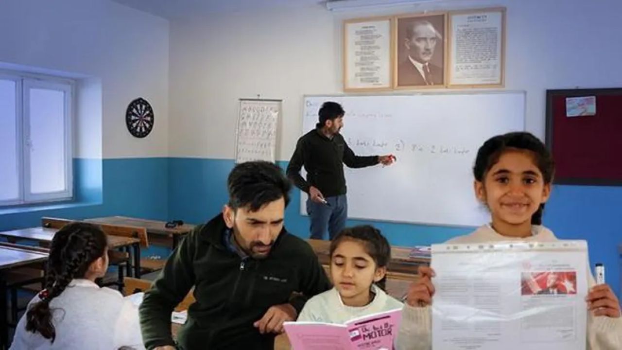Okulda Yalnızca Bir Öğrenci: Hasret'in Eğitim Serüveni Devam Ediyor