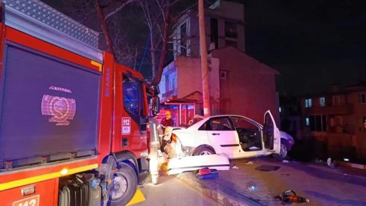 Bursa'da direğe çarpan araçta 1 ölü, 3 yaralı
