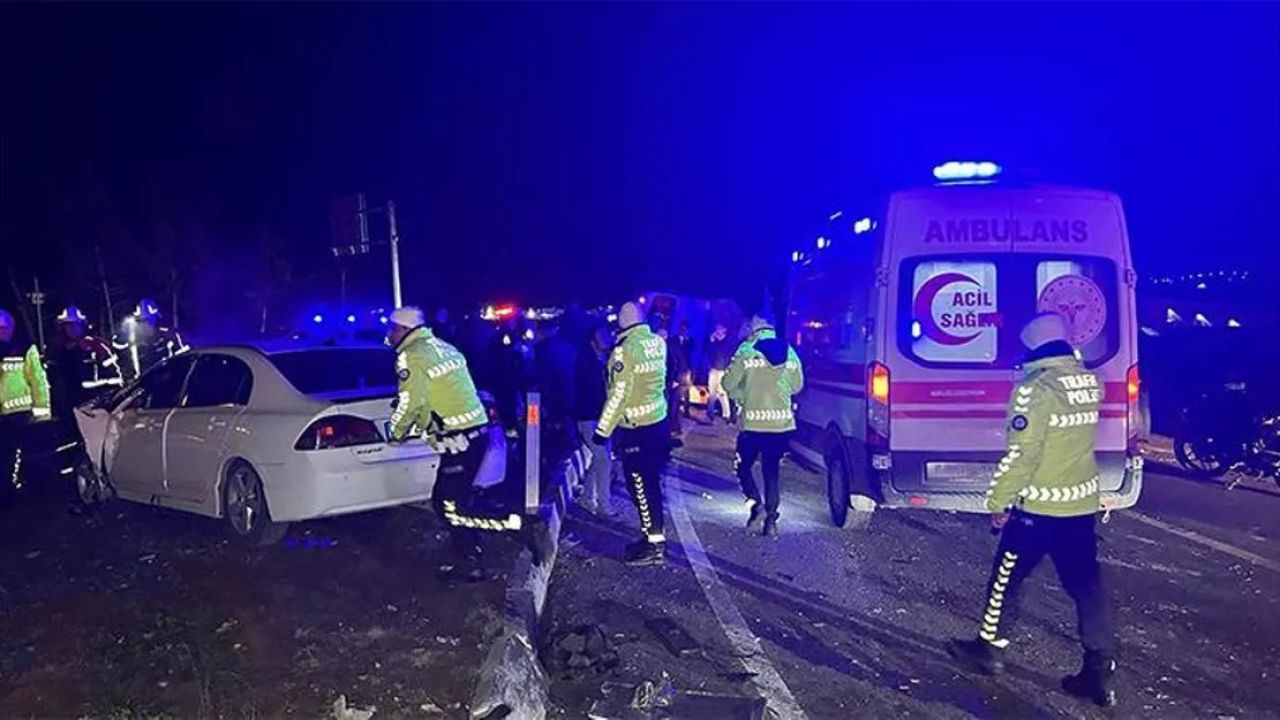 Uşak'ta otomobil ile servis aracı çarpıştı: 28 yaralı