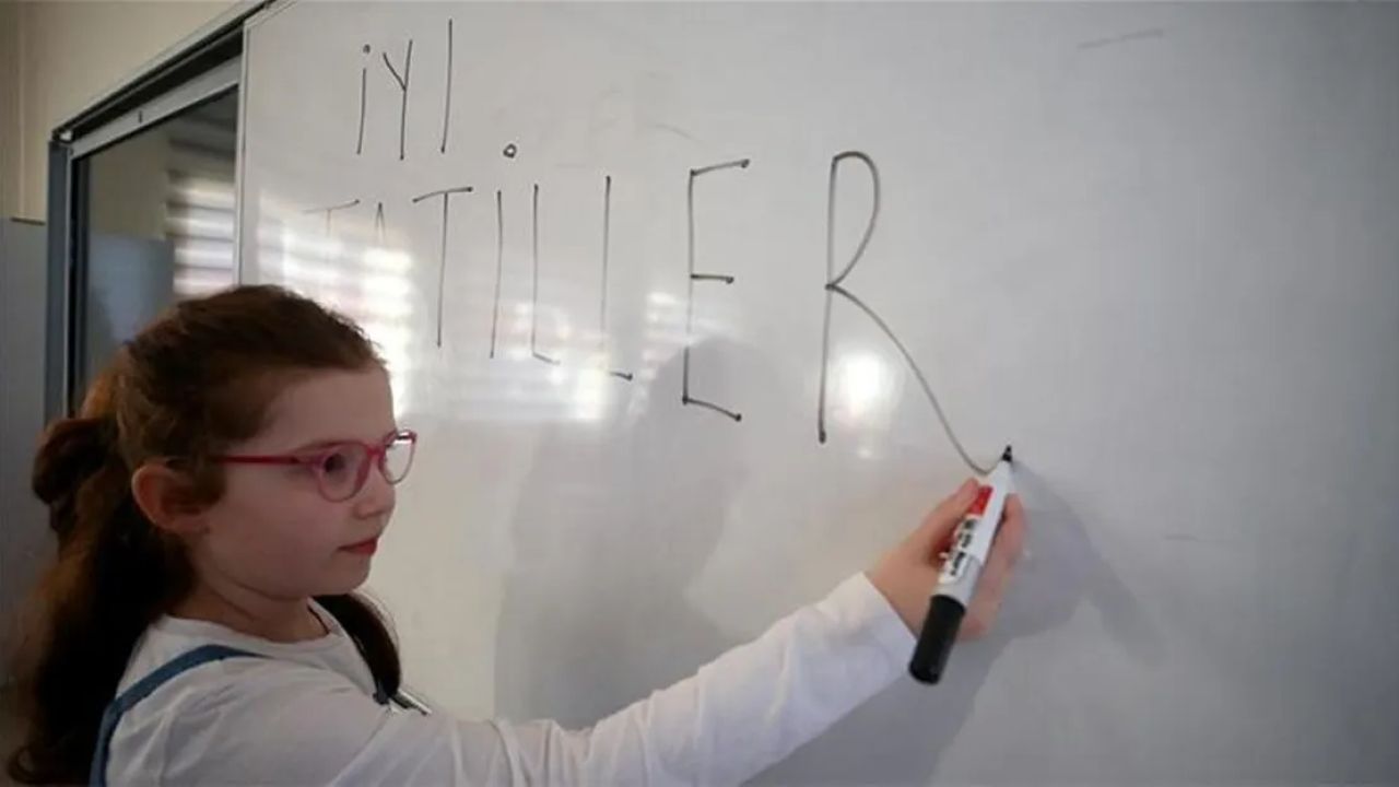Öğrenciler karne sevinciyle tatile giriyor