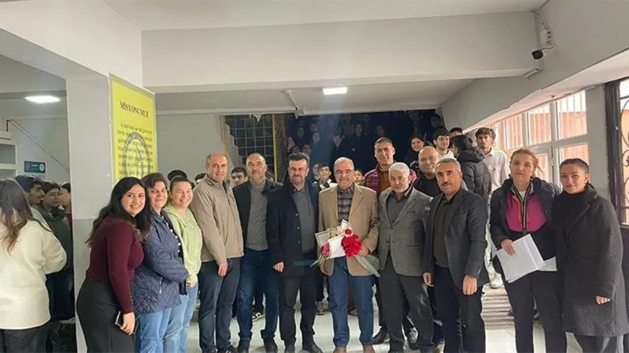 43 Yıllık Öğretmen İçin Duygusal Veda Töreni