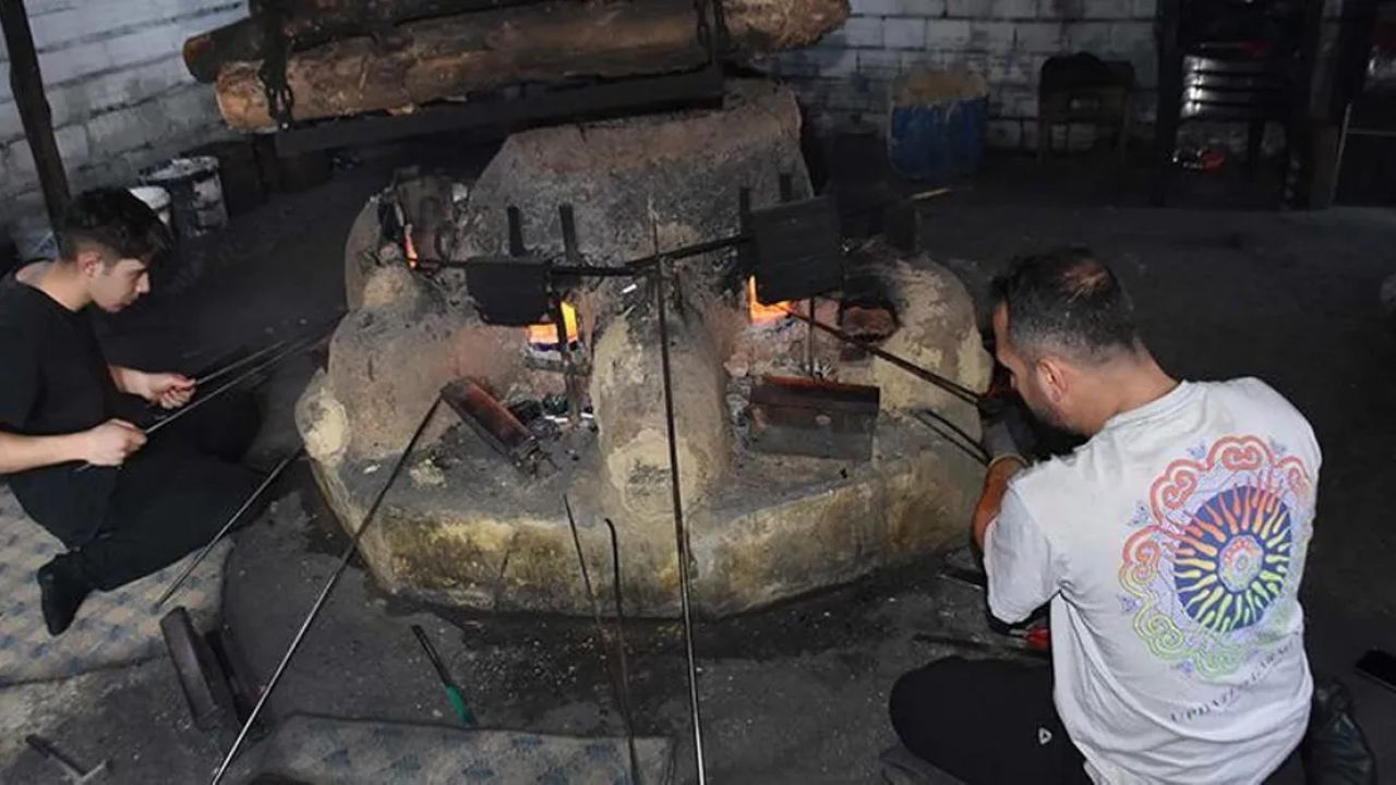 İzmir'de cam boncuk ustalığı geleneği yaşatılıyor