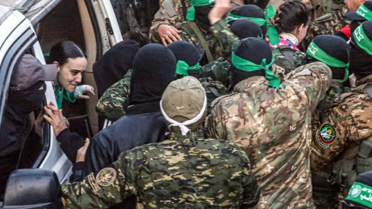 Hamas, ateşkes başlangıcında esirleri teslim etti