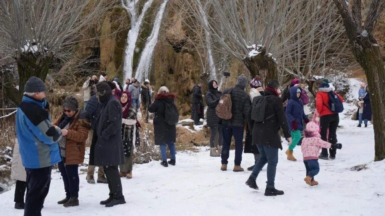 Girlevik Şelalesi Her Mevsim Ziyaretçilerin İlgisini Çekiyor