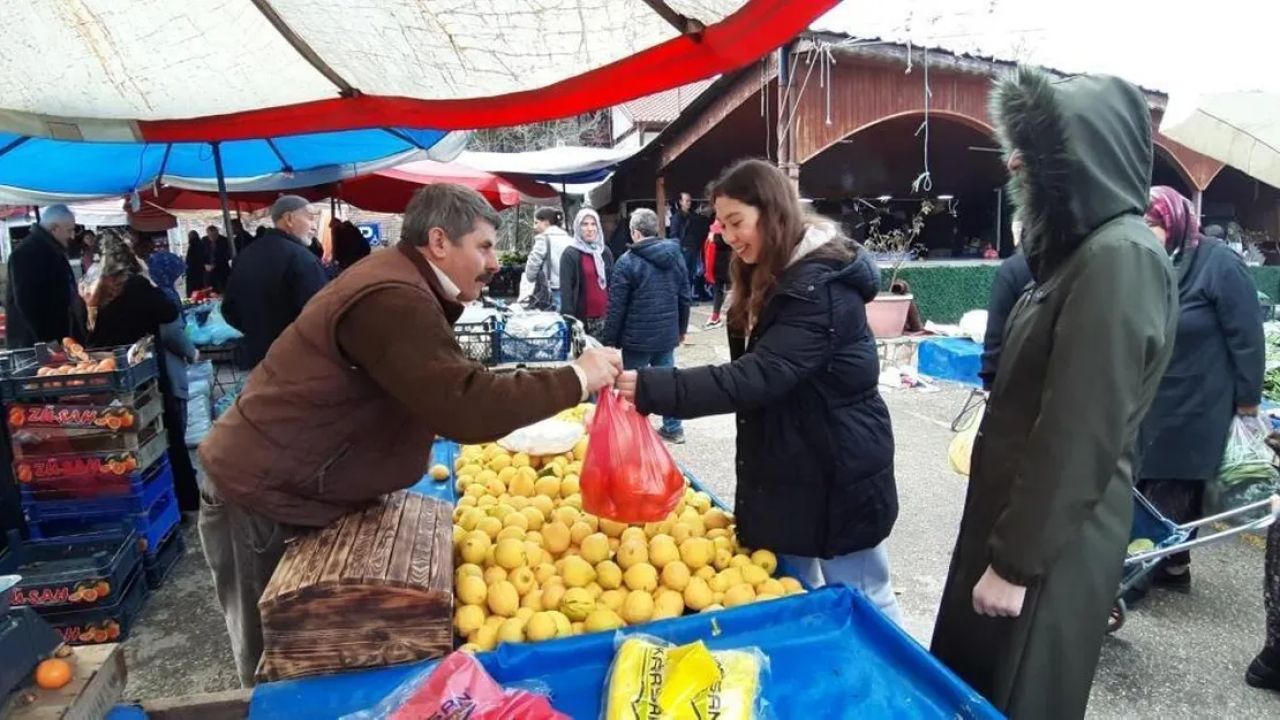 Bolu'da esnaflar, öğrencilere yönelik bedava meyve kampanyası başlattı