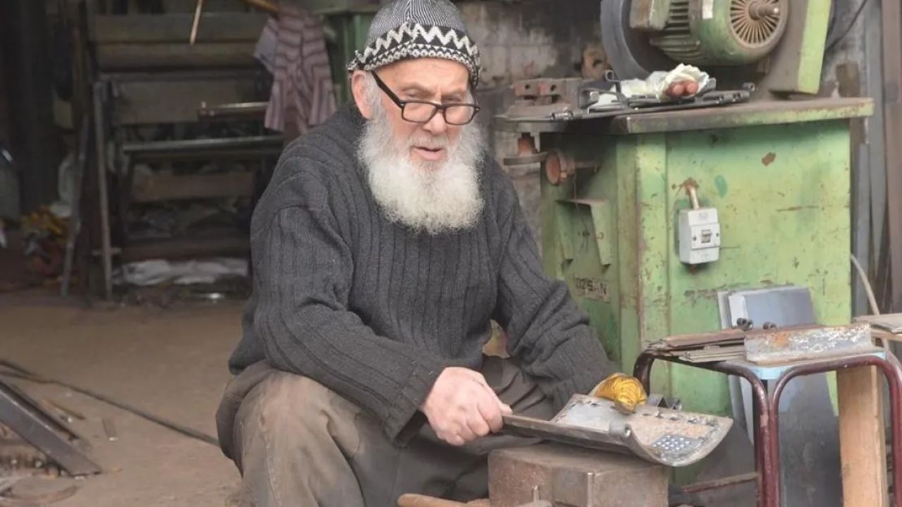 78 yaşındaki kaynak ustası tutkusundan vazgeçmiyor
