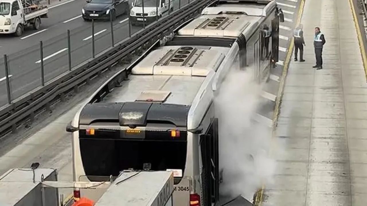 Şirinevler'de duman çıkan metrobüs tahliye edildi