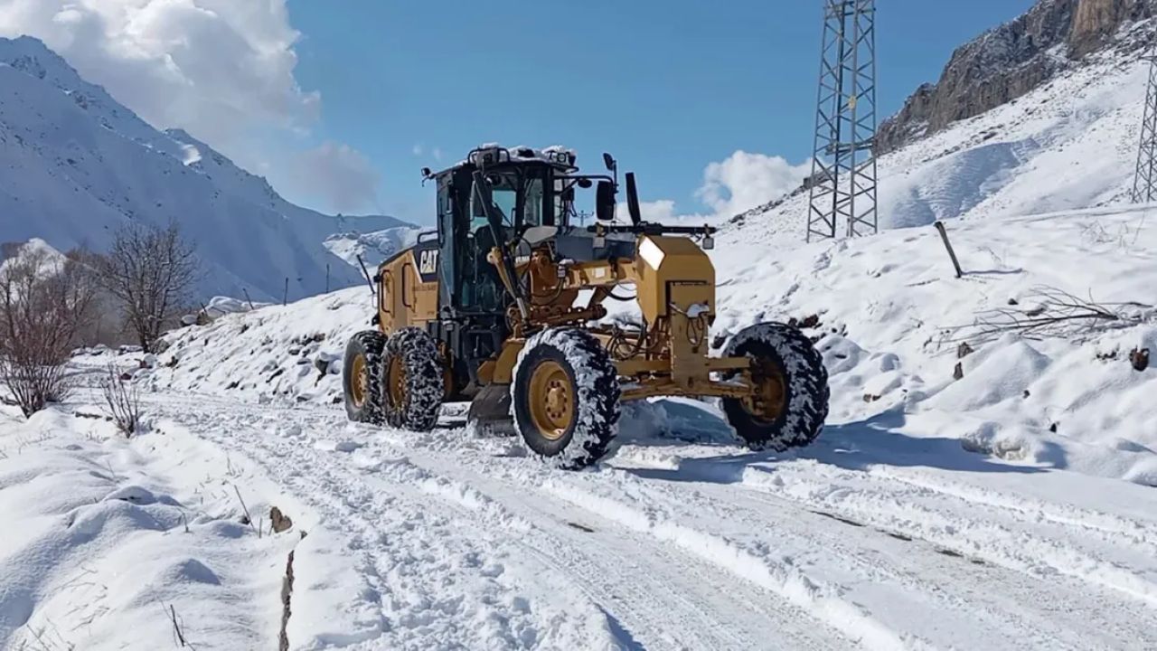 Şırnak'ta kar yağışı yolları kapattı