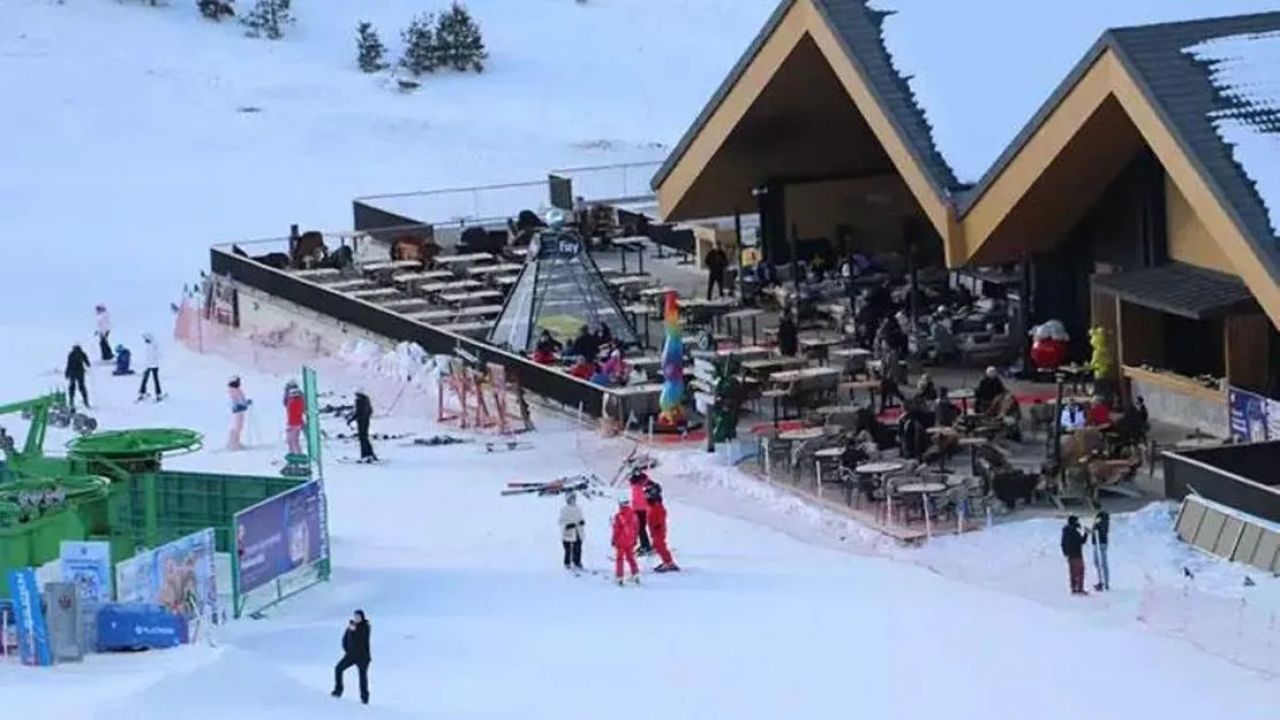 Bolu'da Yangın Sürerken Tatilciler Kaymaya Devam Etti