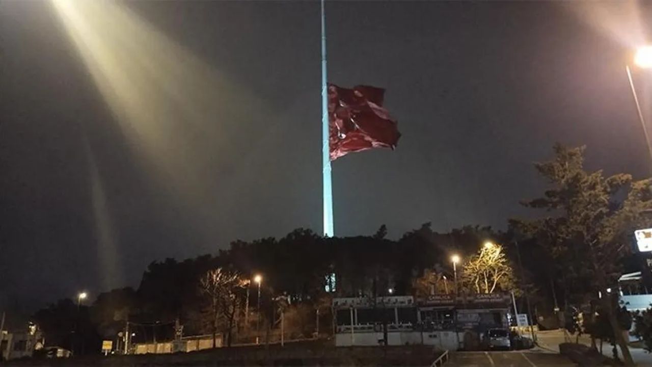 Milli yas nedeniyle bayraklar yarıya indirildi