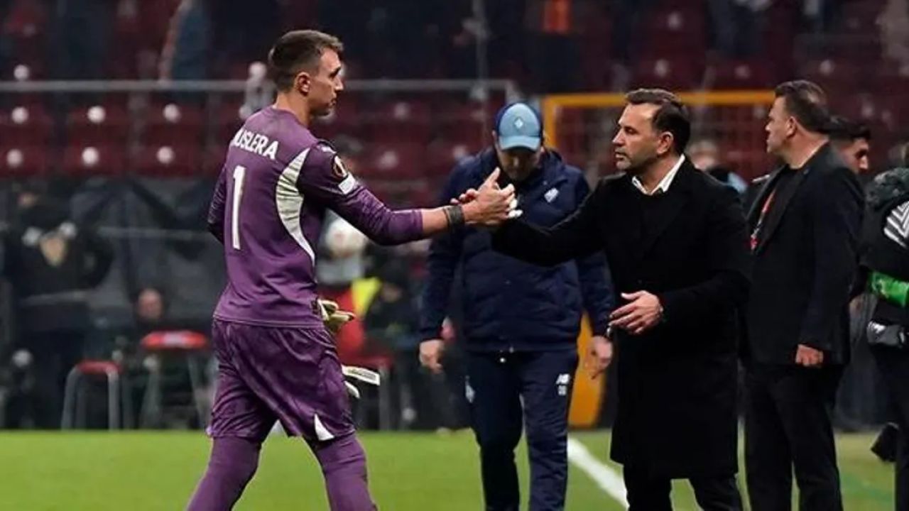 Muslera, taraftar tepkisi sonrası Okan Buruk'a işaret verdi