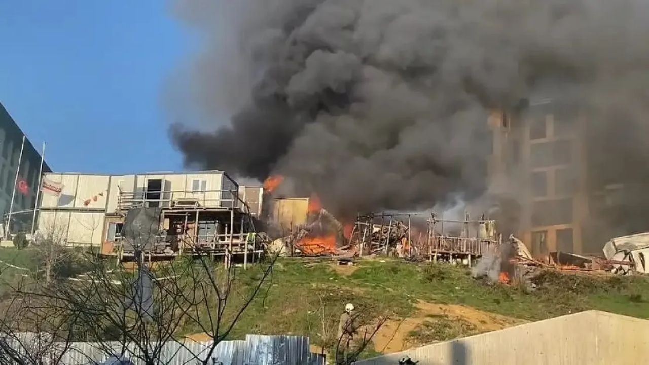 Üsküdar'da konteyner yangınına müdahale ediliyor