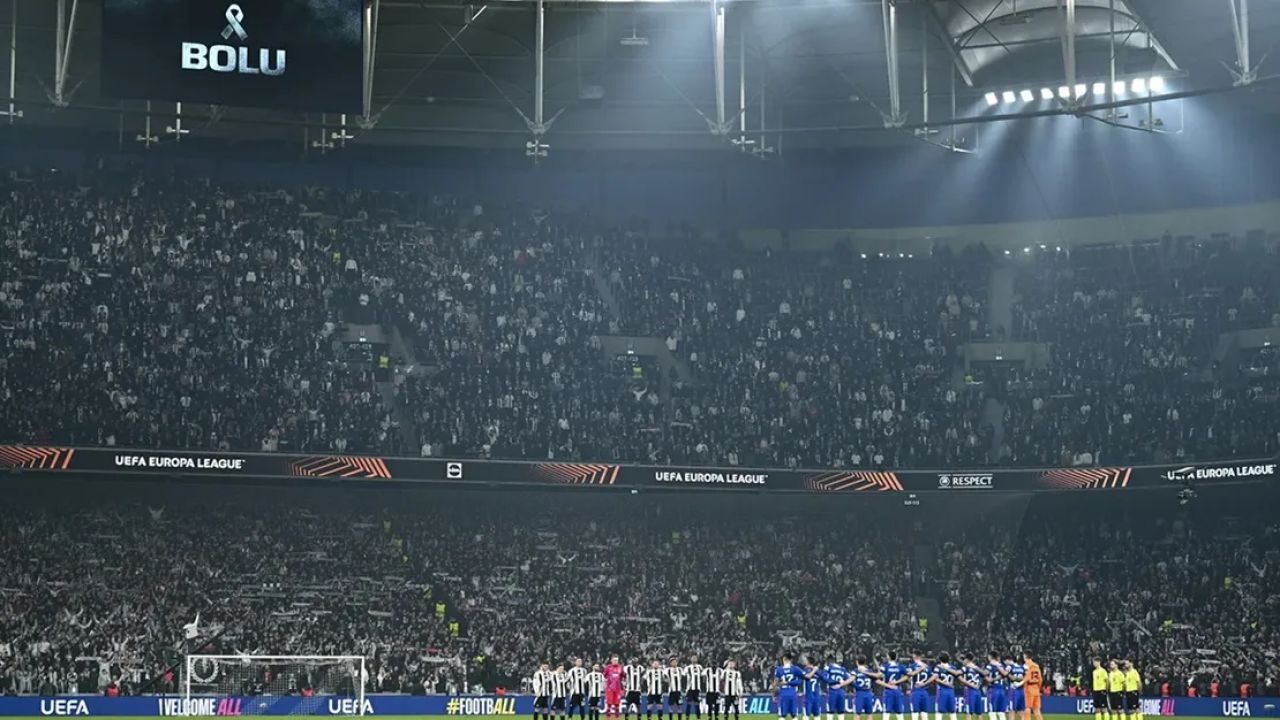 Beşiktaş taraftarı Bolu'daki depremzedeler için sessiz protesto düzenledi