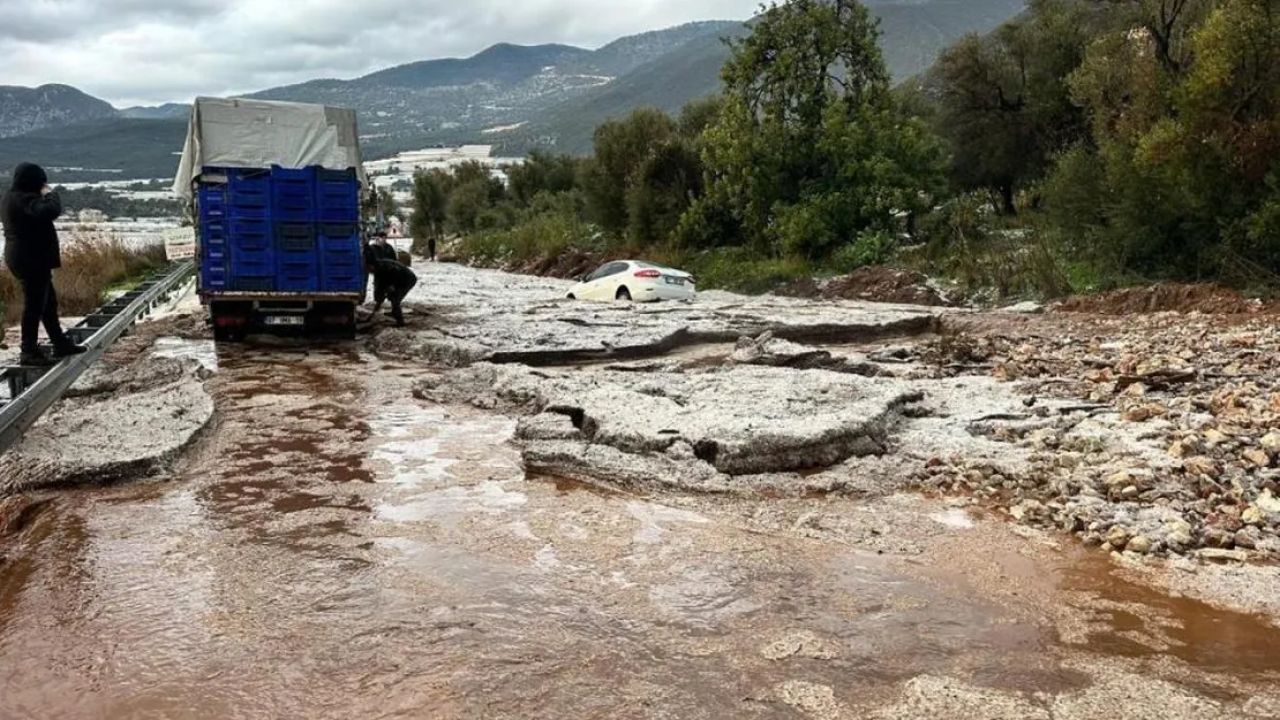 Demre'de Dolu ve Sel Felaketi Hayatı Felç Etti