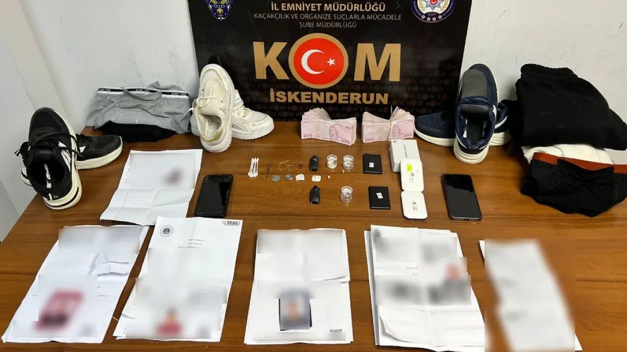 Ehliyet sınavında kopya düzeneğiyle yakalandılar