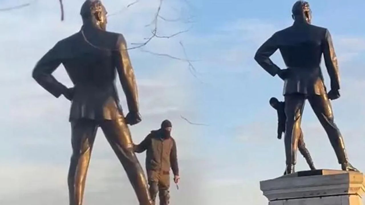 Atatürk Heykeline Saldıran Şahıs Yakalandı