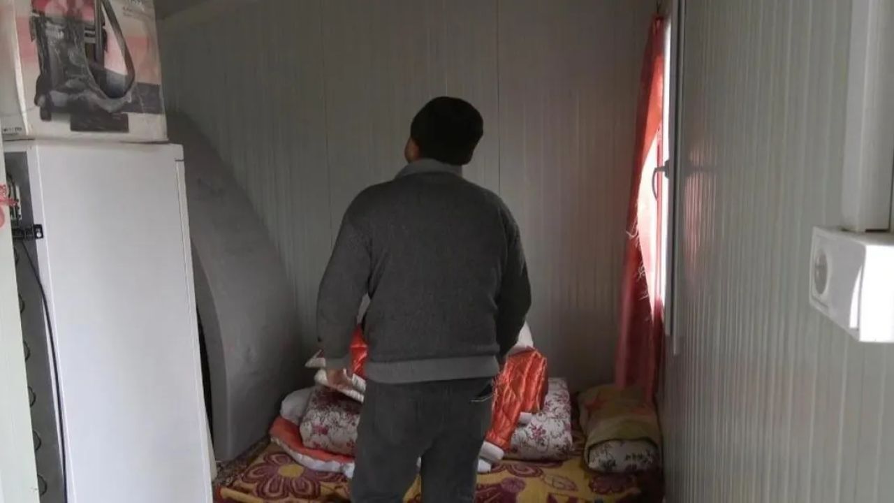 Hasarlı olduğu düşünülen ev mağdurlar oluşturdu