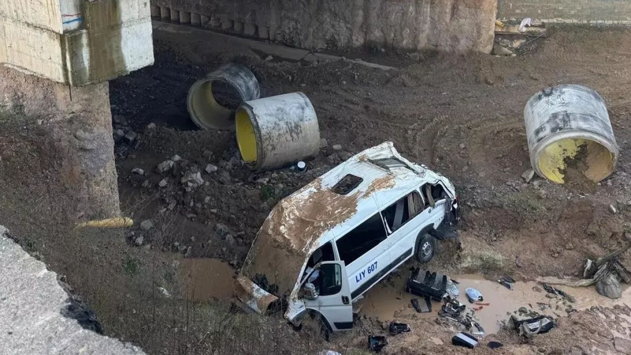 Tuzla'da minibüs kazası: 3 ölü, 15 yaralı