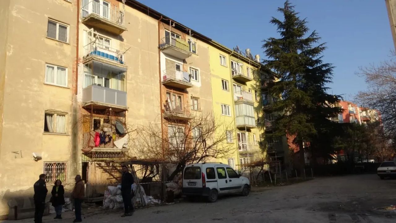 Konya'da çatlaklar nedeniyle bina boşaltıldı
