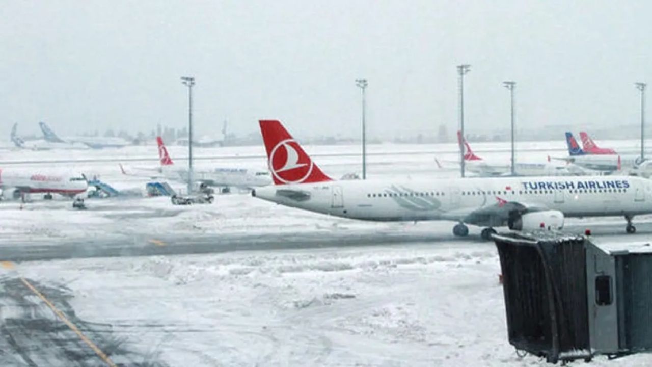 İstanbul'da yoğun kar yağışı nedeniyle THY seferleri iptal edildi