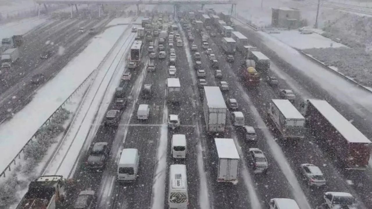 İstanbul'da yoğun kar yağışı ulaşımı olumsuz etkiledi