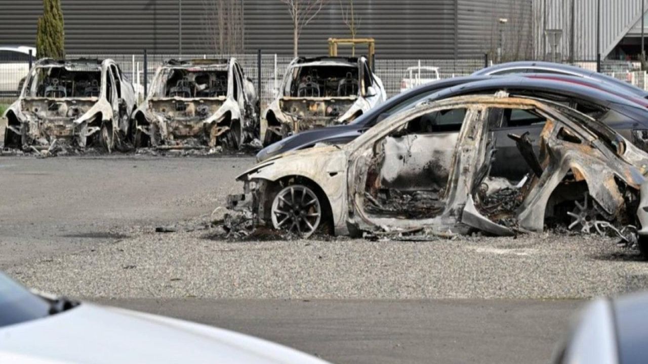 Tesla Bayisinde Yangın: 12 Araç Kül Oldu