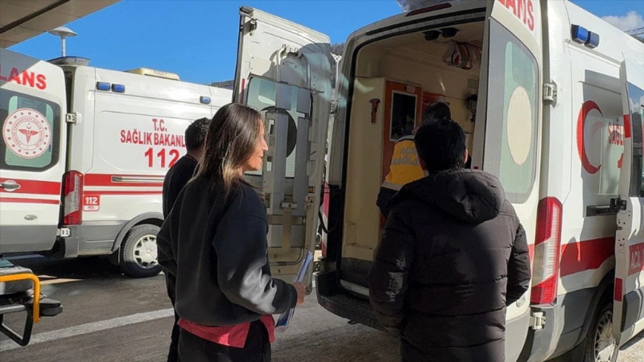 İstanbul'da Kamyon Özel Halk Otobüsüne Çarptı: 9 Yolcu Yaralandı