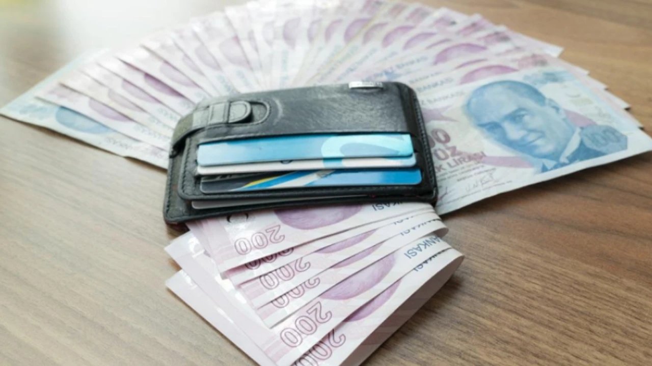 KADEMELİ EMEKLİLİK TABLOSU 2025: TEKLİF TBMM’DE: Kademeli emeklilik ne zaman çıkacak, gelecek mi, şartları nelerdir? 2000 ve 2008 arası sigortalı olanlara erken emeklilik çıkacak mı?