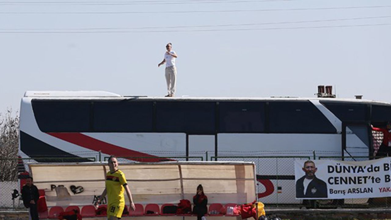 Teknik direktör cezasını aşmak için maçı vinçle izledi