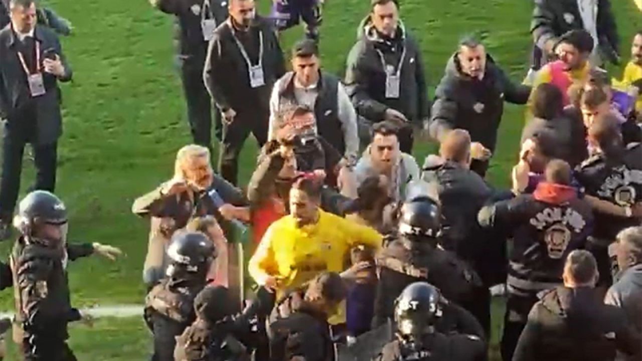 Eyüpspor-konyaspor maçı sonrası saha karıştı