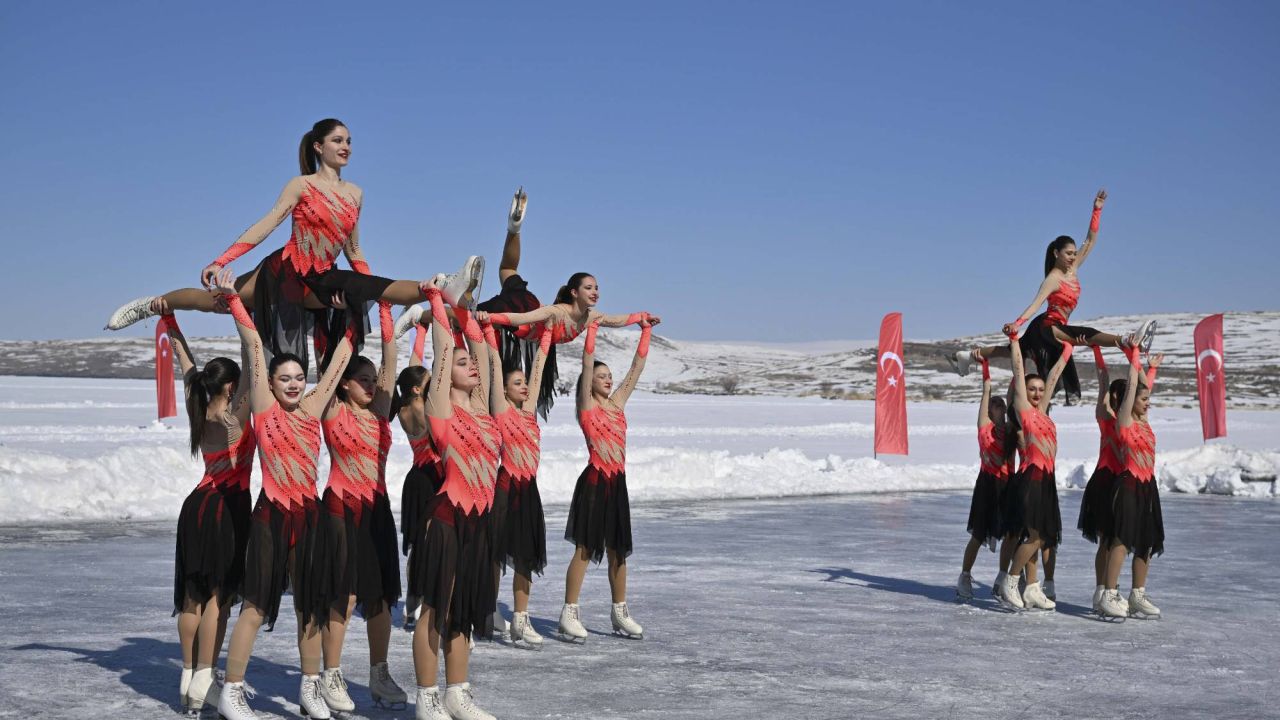 Çıldır Gölü'nde Senkronize Buz Pateni Milli Takımı'ndan Göz Alıcı Gösteri