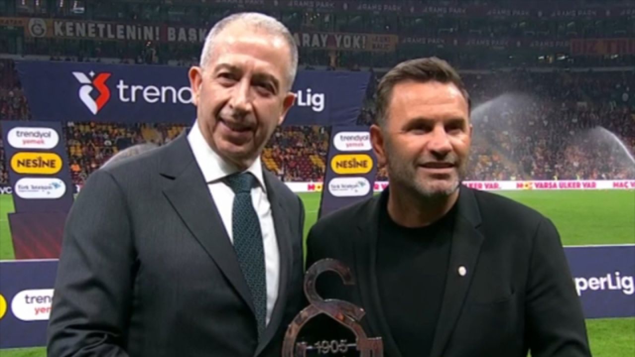 Okan Buruk'a Galatasaray'dan 100. Galibiyet Plaketi