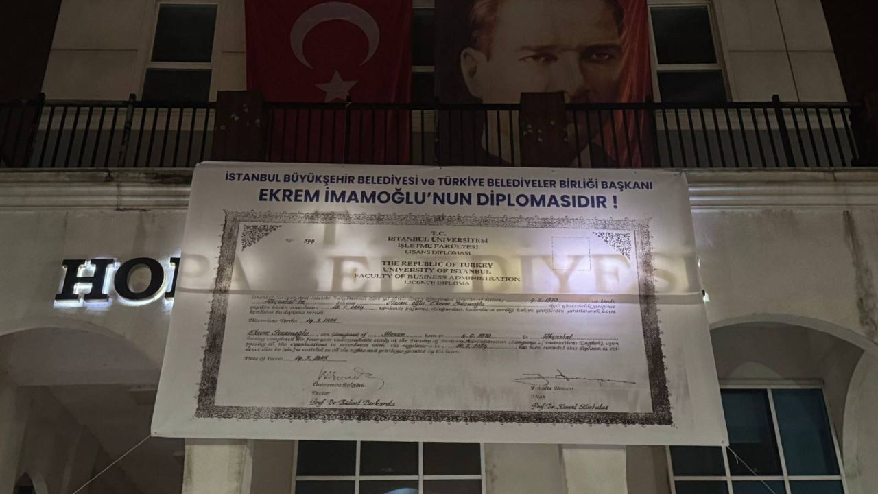 İmamoğlu'nun diploması Hopa Belediyesi'nin binasına asıldı