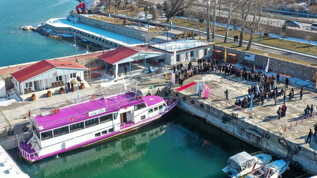 Van'da kayyımın Kadın Kütüphanesi projesini iptal edip kütüphaneyi protokol gemisine dönüştürmesi tartışma yarattı